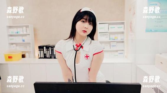 Jang Joo(장주)的制服照片，原图暗示了一些职场潜规则？